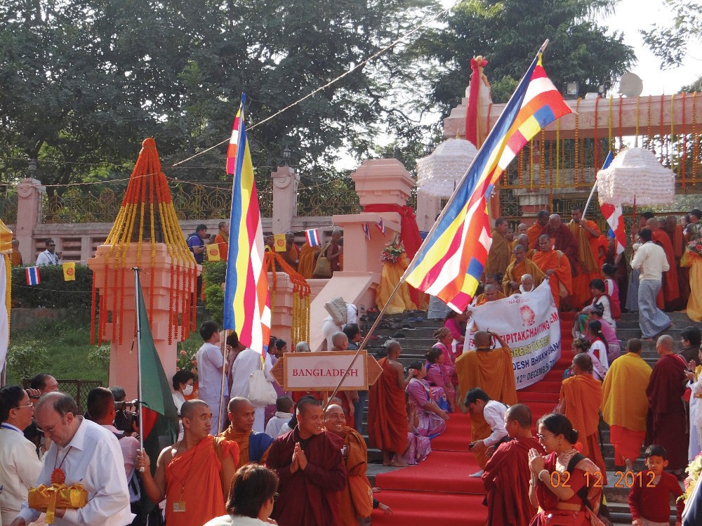 Monks enter the Mahabodhi grounds for the opening of the Eighth Tipitaka Chant, 2012